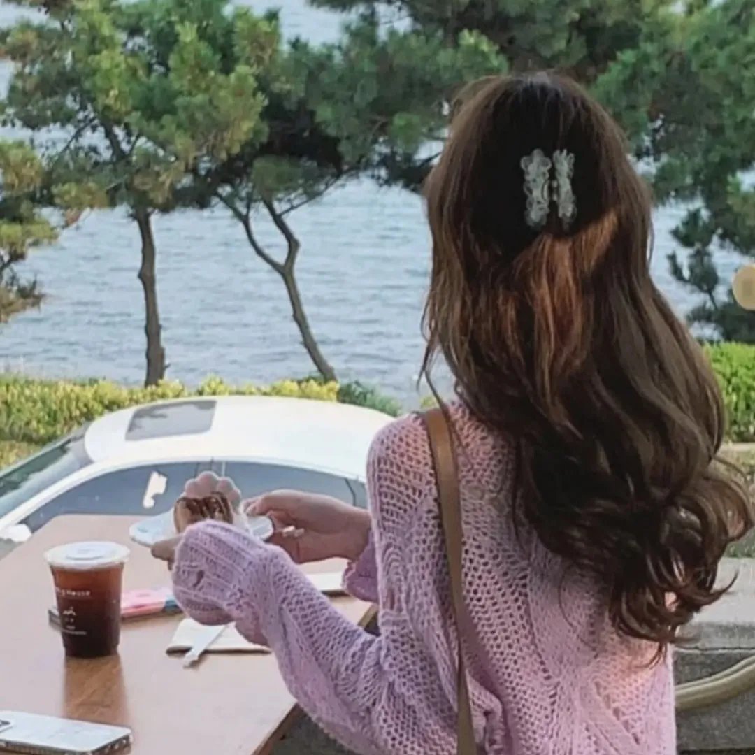 瓦莱莉和她的奇迹一周 在线观看封面